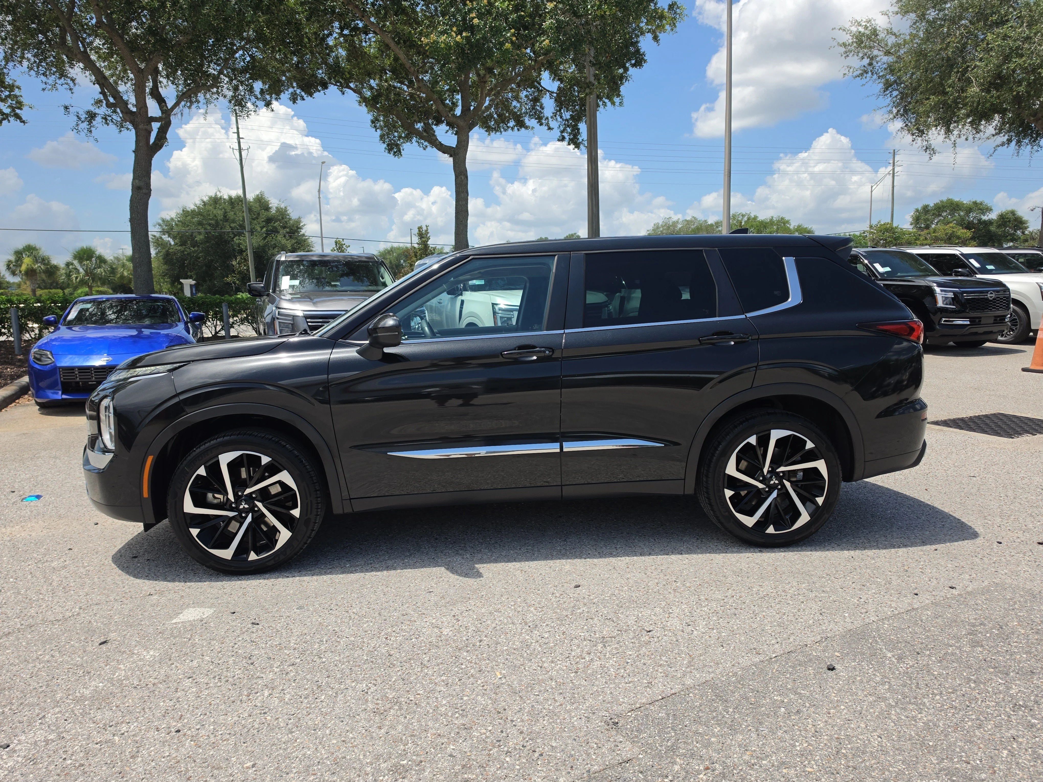 Used 2022 Black Diamond Mitsubishi ES image 5