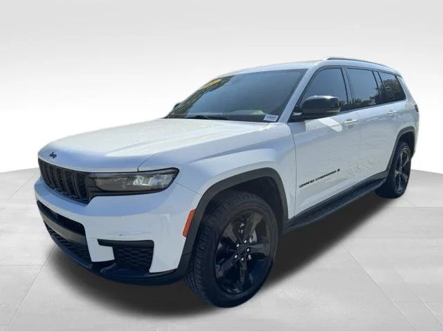 Used 2022 White Jeep Altitude image 3