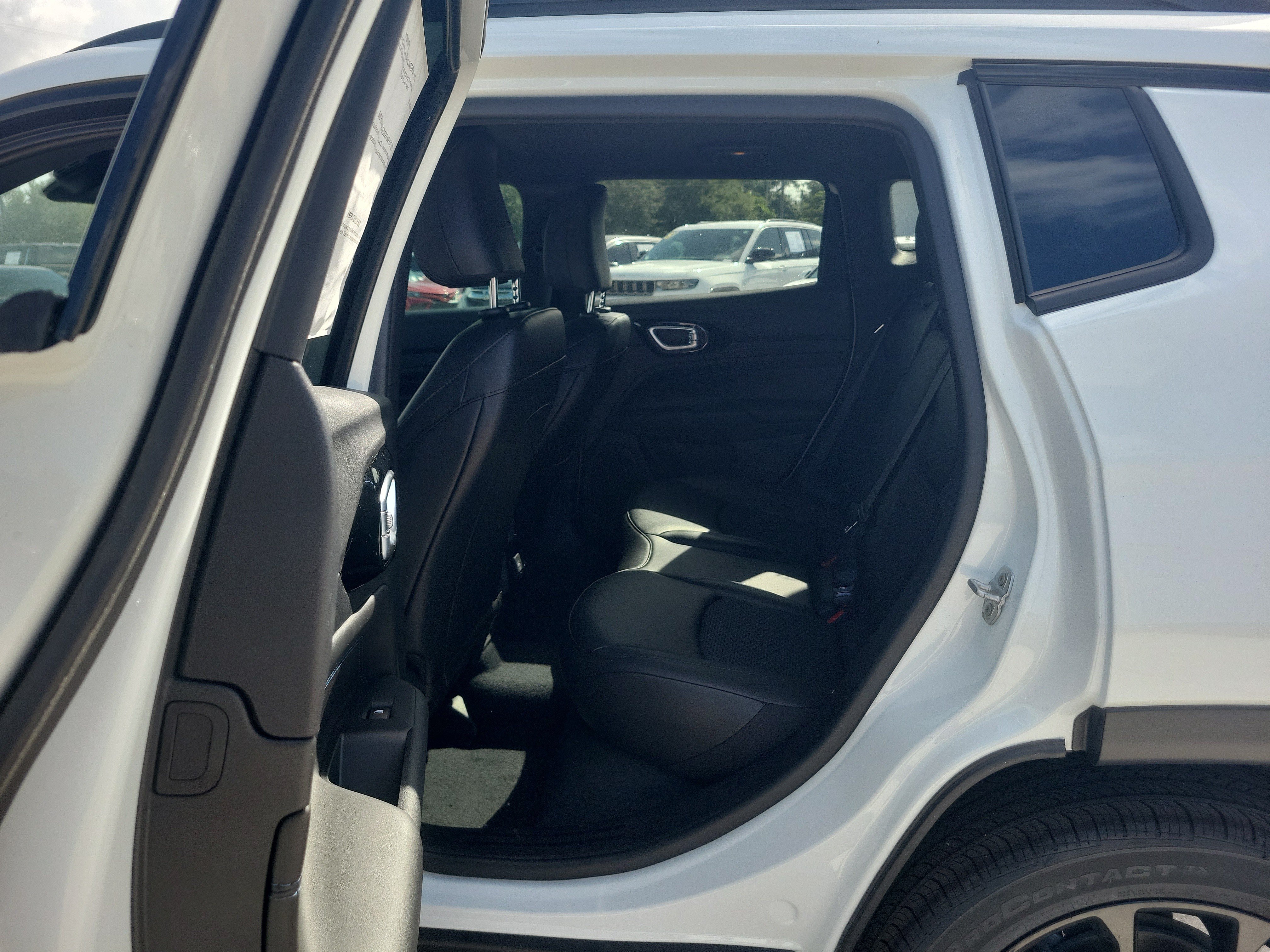 New 2026 Bright White Clearcoat Jeep Latitude Altitude image 11