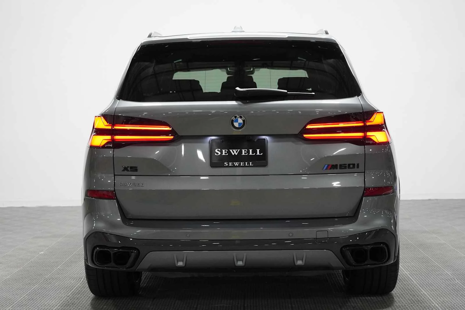 Used 2026 Skyscraper Grey Metallic BMW M60i image 5