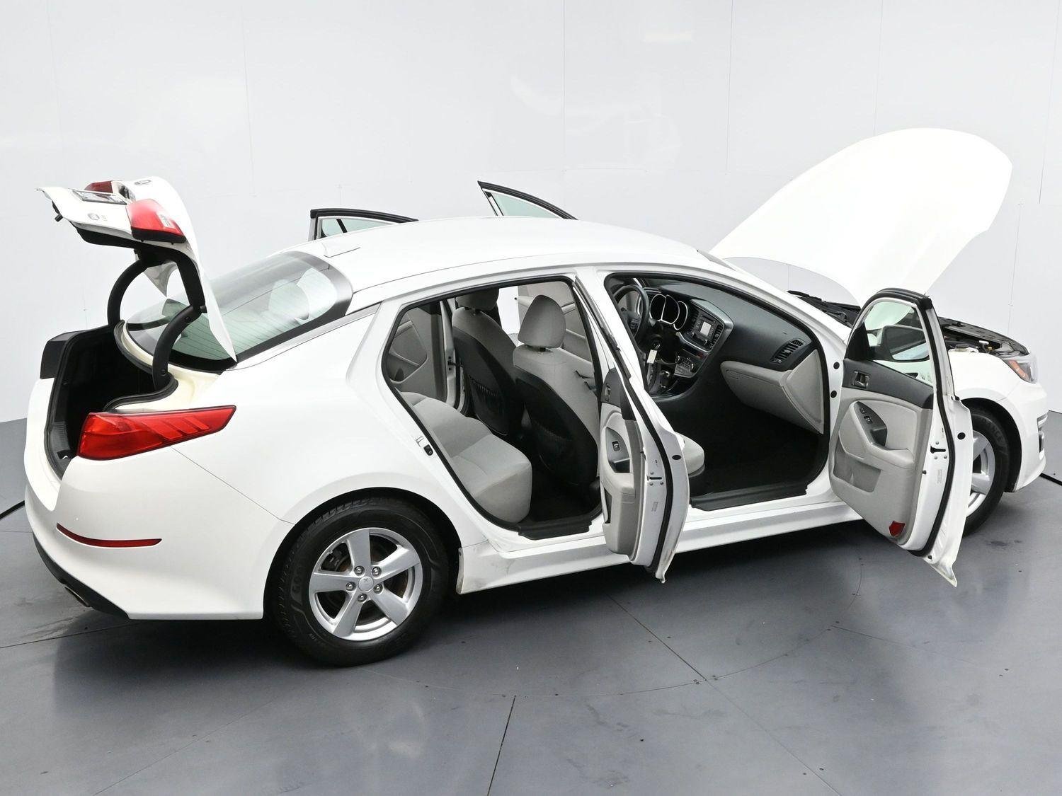 Used 2015 Snow White Pearl Kia LX image 40