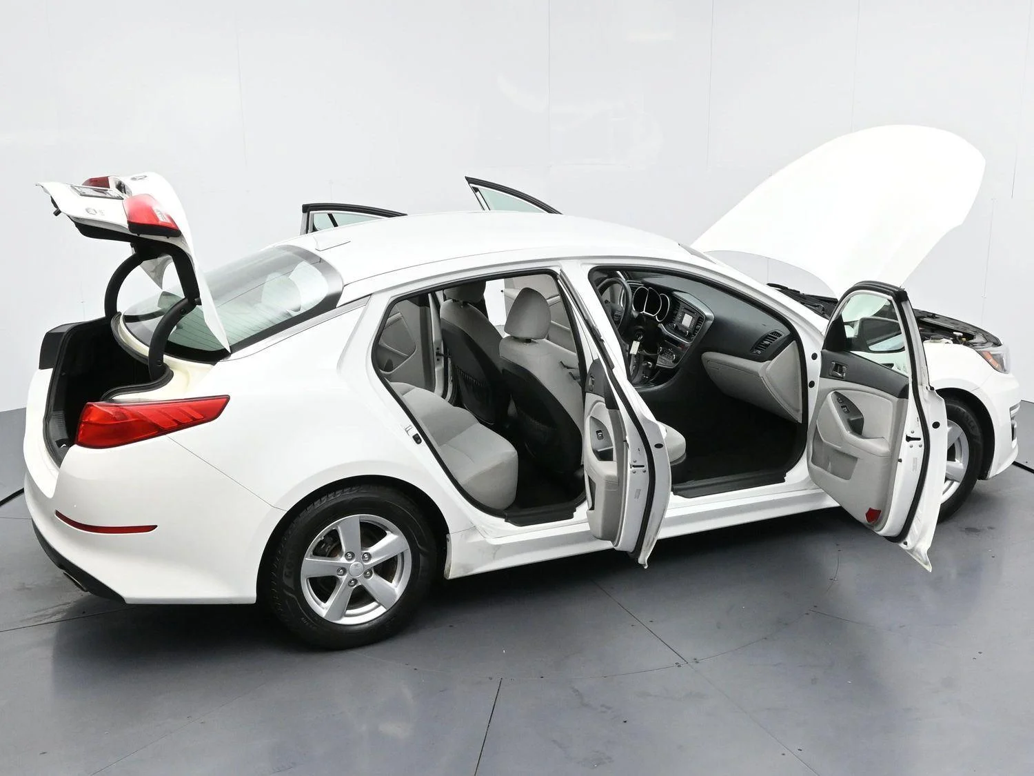 Used 2015 Snow White Pearl Kia LX image 40