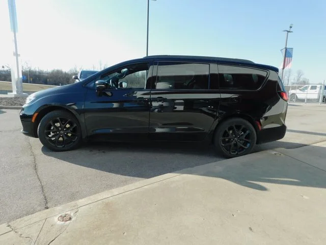 New 2026 Diamond Black Crystal Pearl-Coat Exterior Paint Chrysler Limited image 30