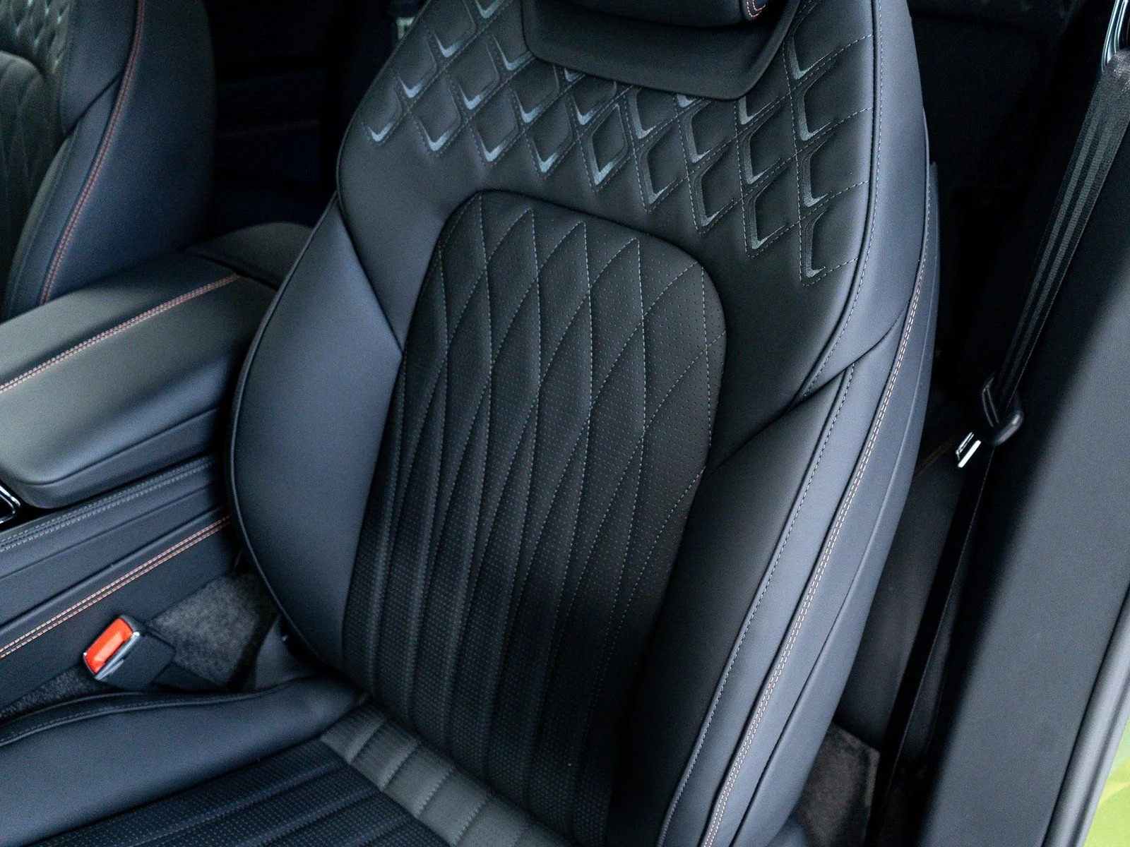 New 2026 Tourmaline Green - by Mulliner Bentley Azure image 18