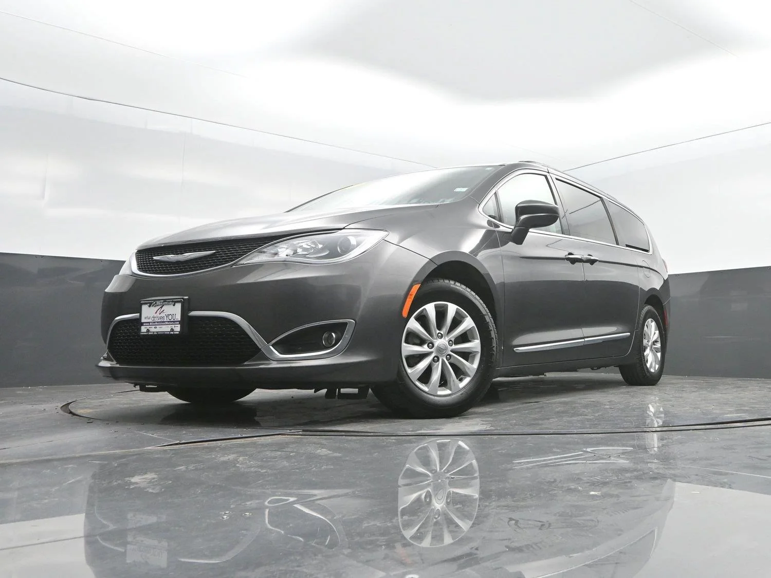 Used 2017 Granite Crystal Metallic Clearcoat Chrysler Touring-L image 41