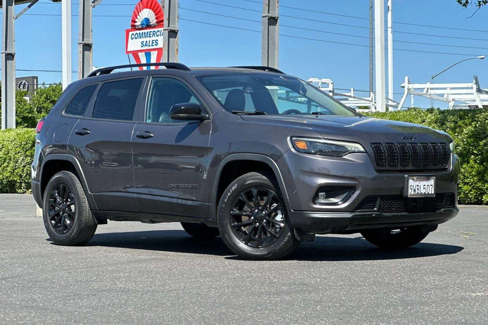 Used 2023 Granite Crystal Metallic Clearcoat Jeep Altitude Lux image 1
