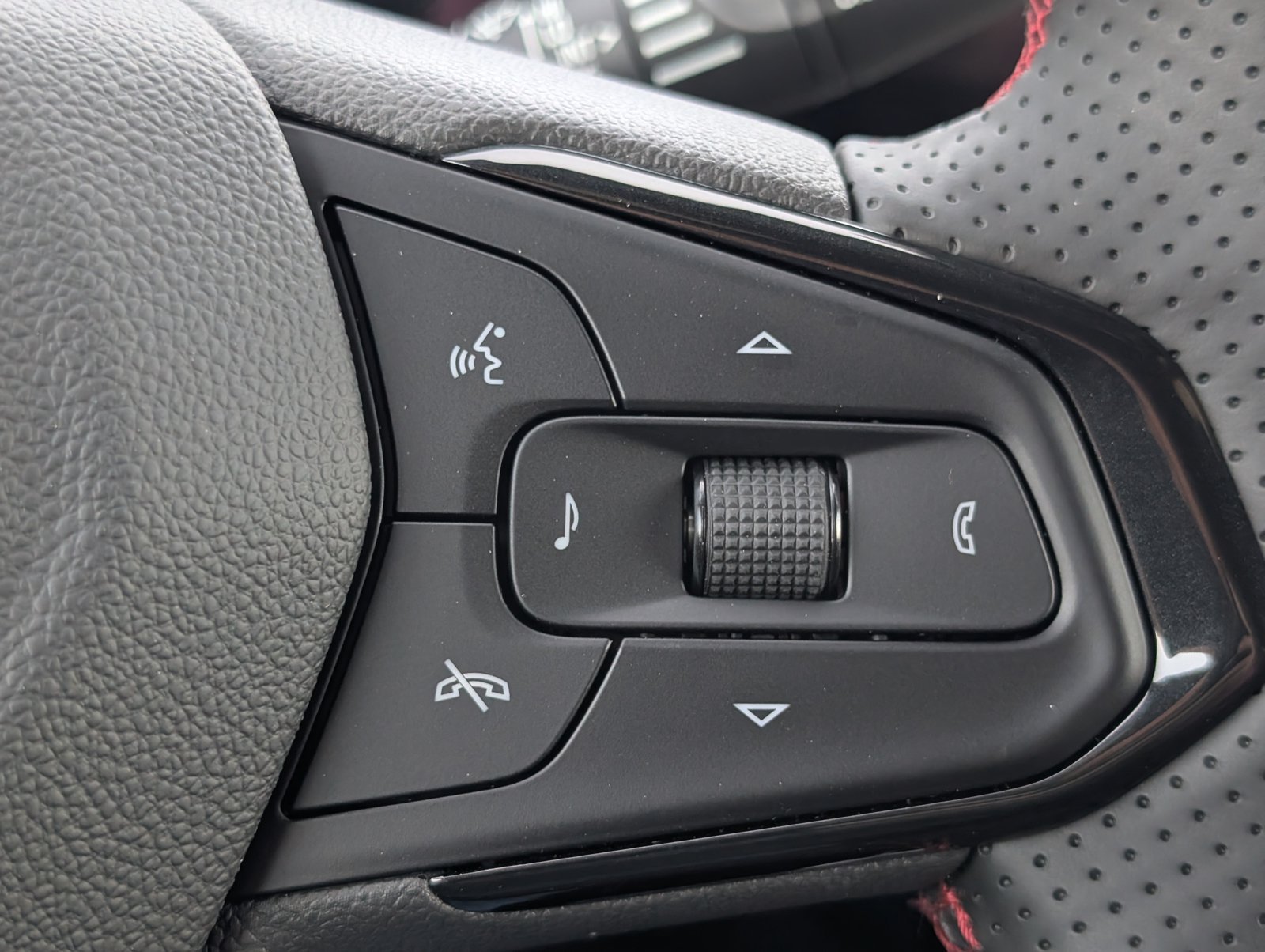 2026 Chevrolet Trax RS - Photo 16