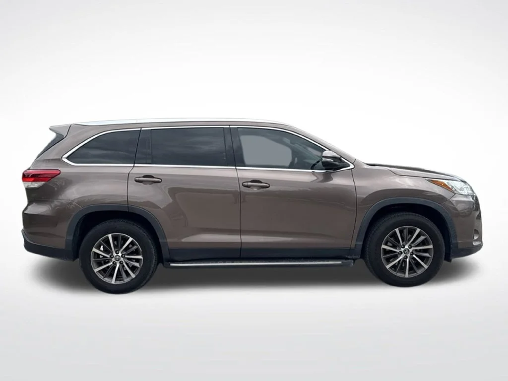 Certified Used 2019 Toasted Walnut Pearl Toyota XLE image 4