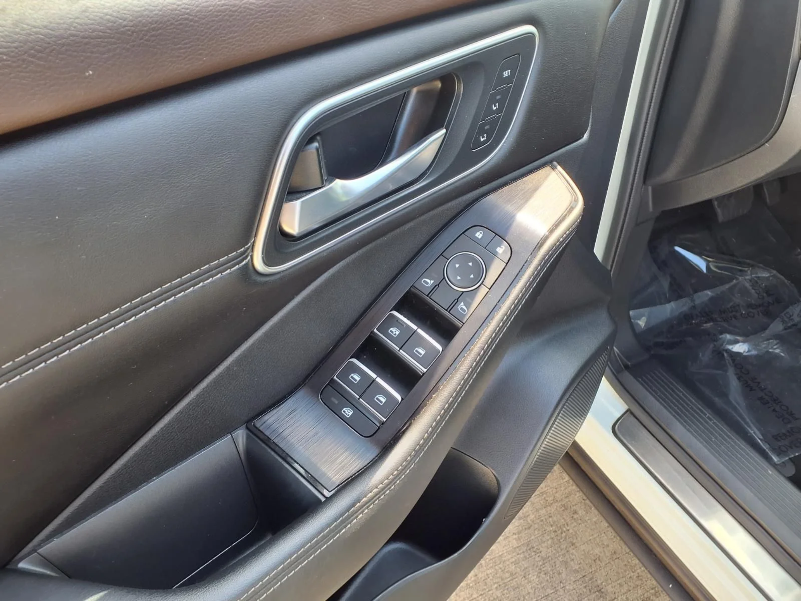 Used 2023 White Nissan Platinum image 13
