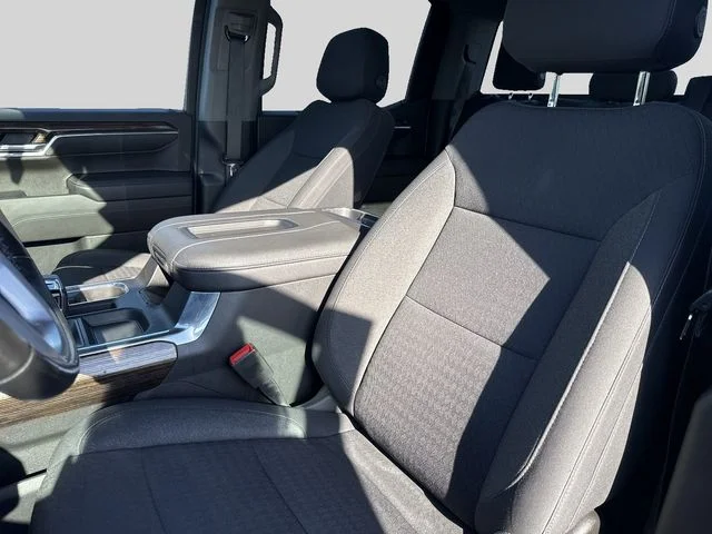 Used 2022 Silver GMC Elevation image 17