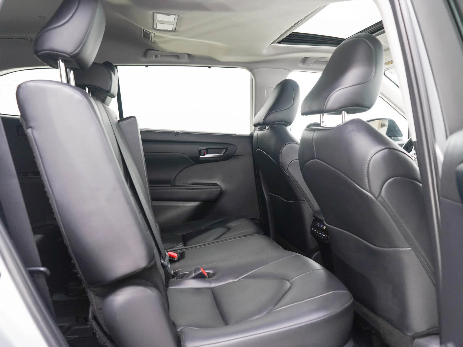 Used 2024 Silver Toyota XLE AWD (Natl) image 14