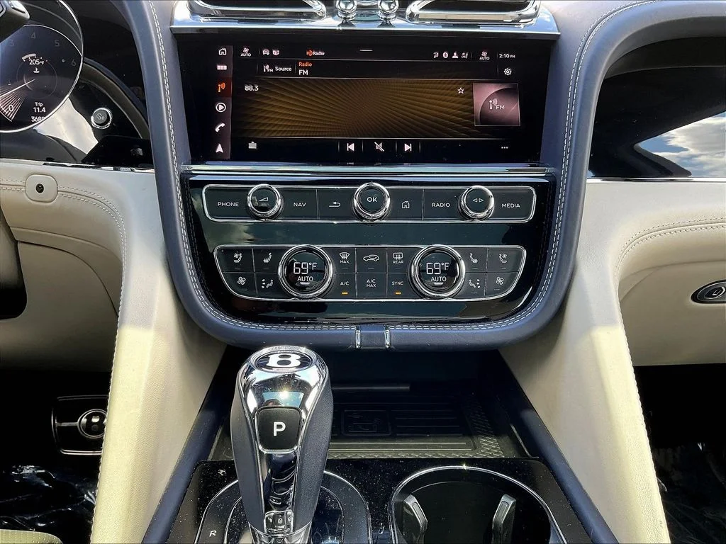 Used 2021  Bentley V8 image 15