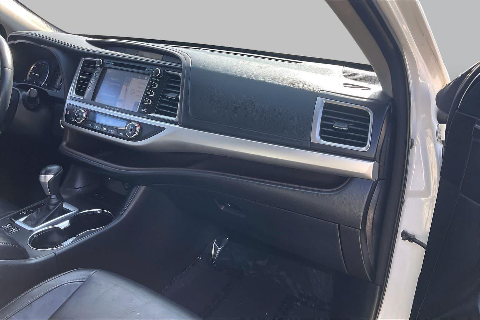 Used 2016 Blizzard Pearl Toyota XLE image 19
