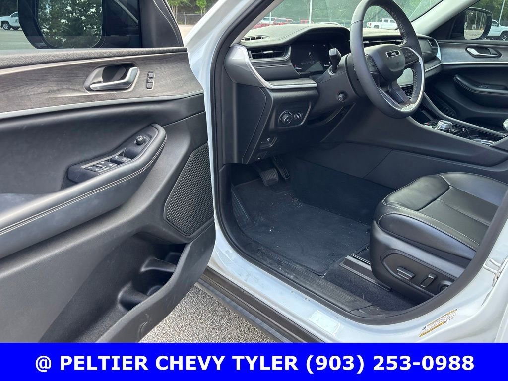 Used 2023  Jeep Limited image 12