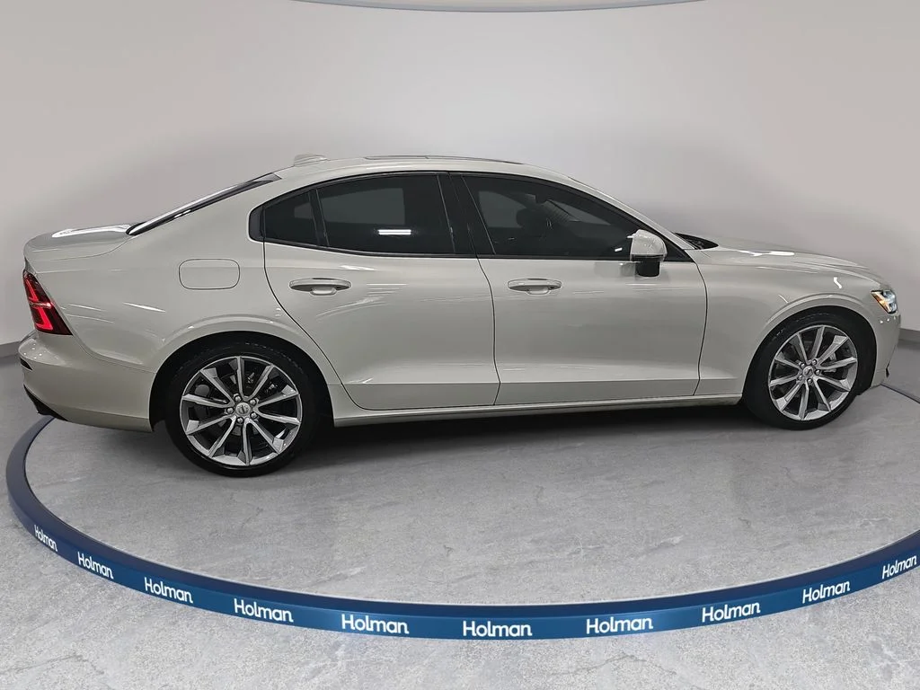 Used 2019 Beige Volvo T5 Momentum image 5