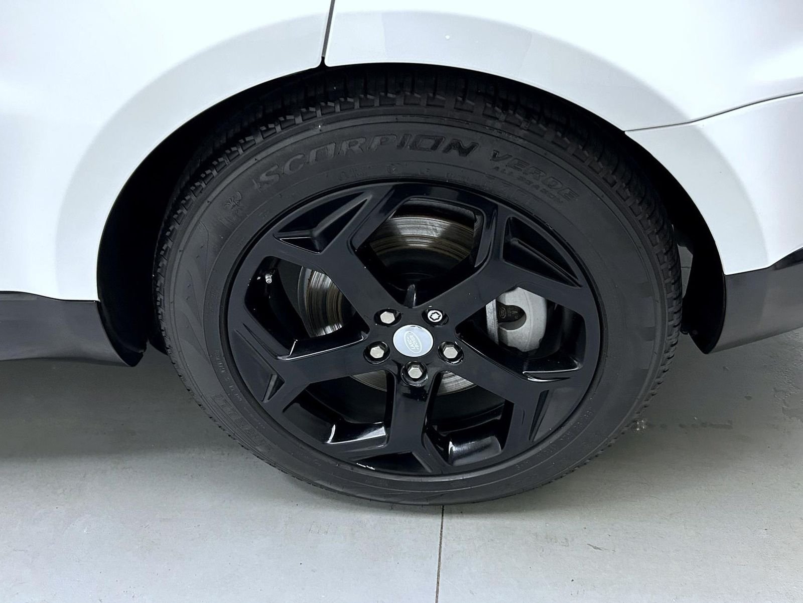 Used 2019 White Land Rover HSE image 22