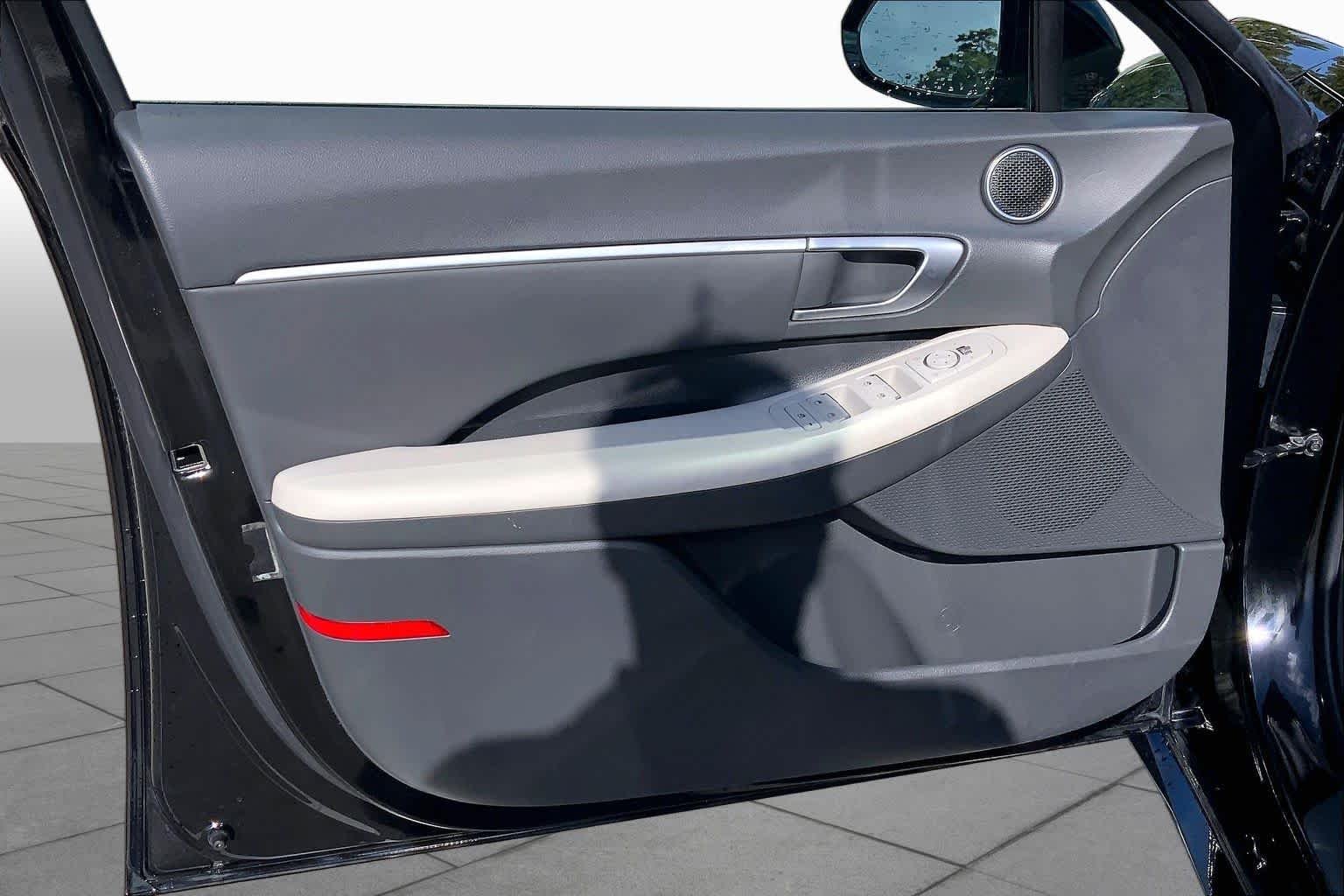 Used 2025 Abyss Black Hyundai SEL image 19