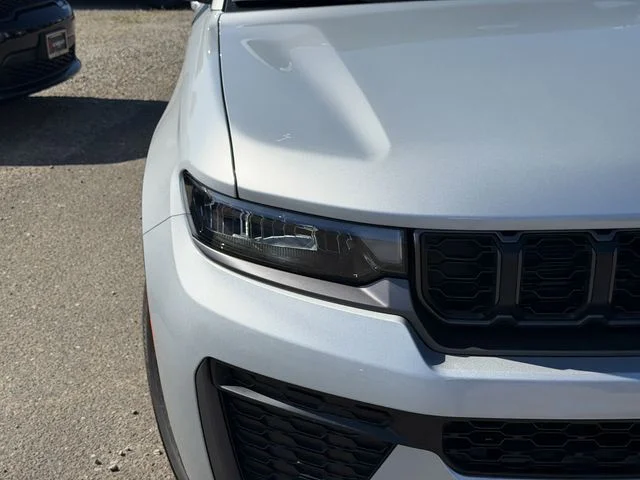 New 2026 Silver Zynith Exterior Paint Jeep Laredo image 5