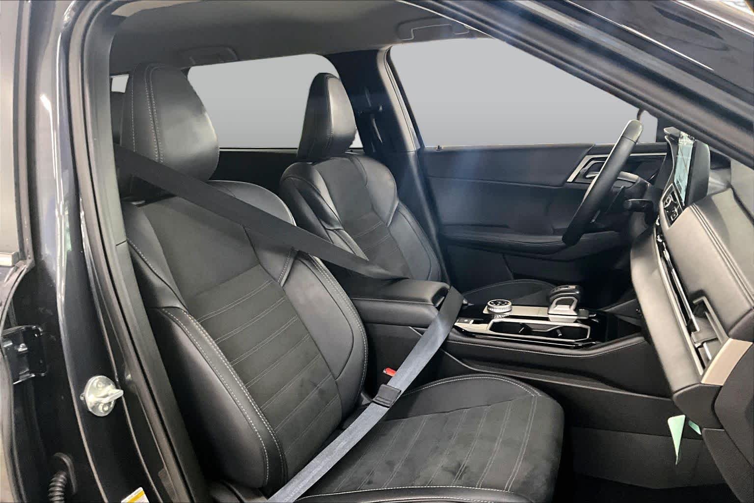 Used 2025 Graphite Gray Mitsubishi SE image 9
