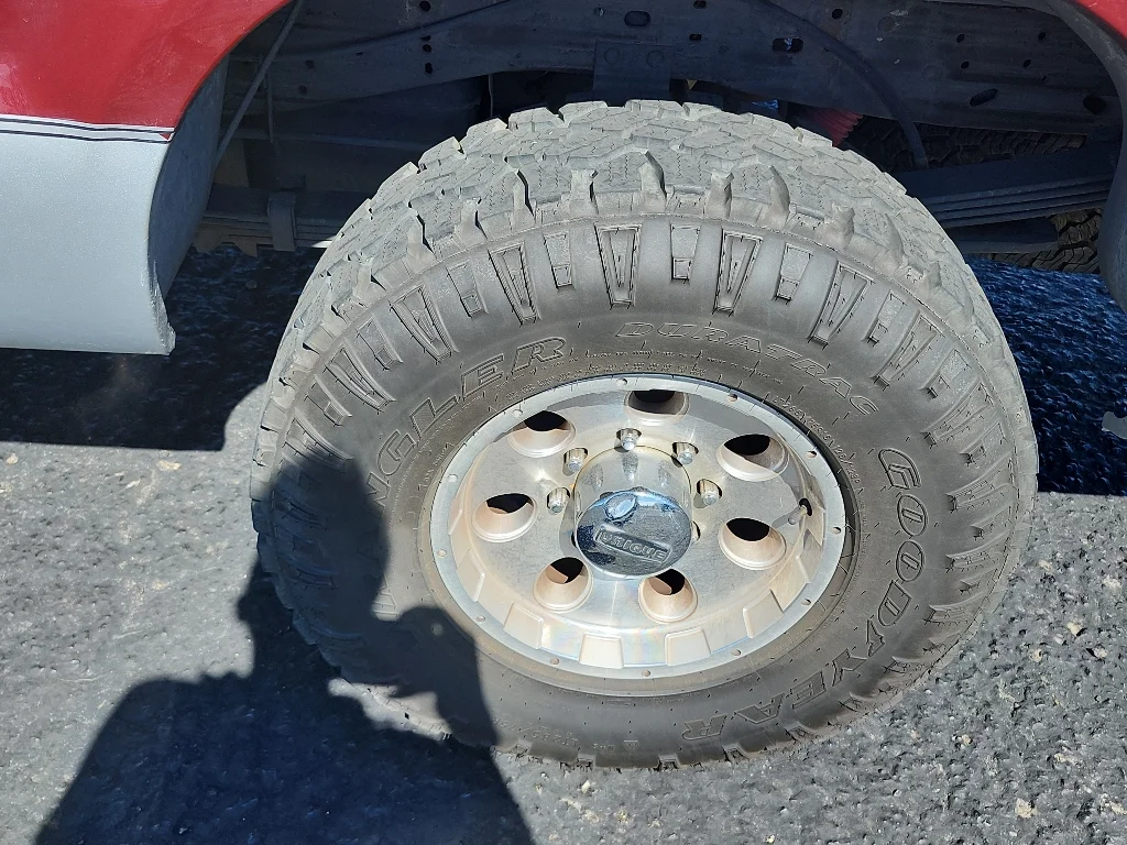 Used 2004 Red Ford  image 11