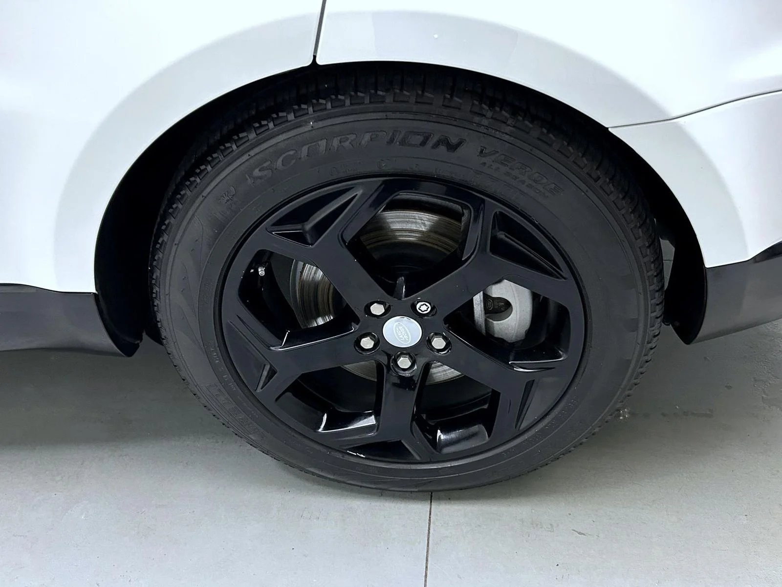 Used 2019 White Land Rover HSE image 22