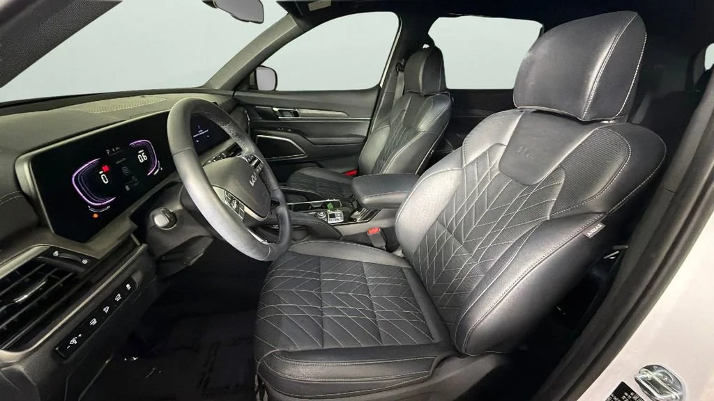 Used 2025 White Kia EX X-Line image 17