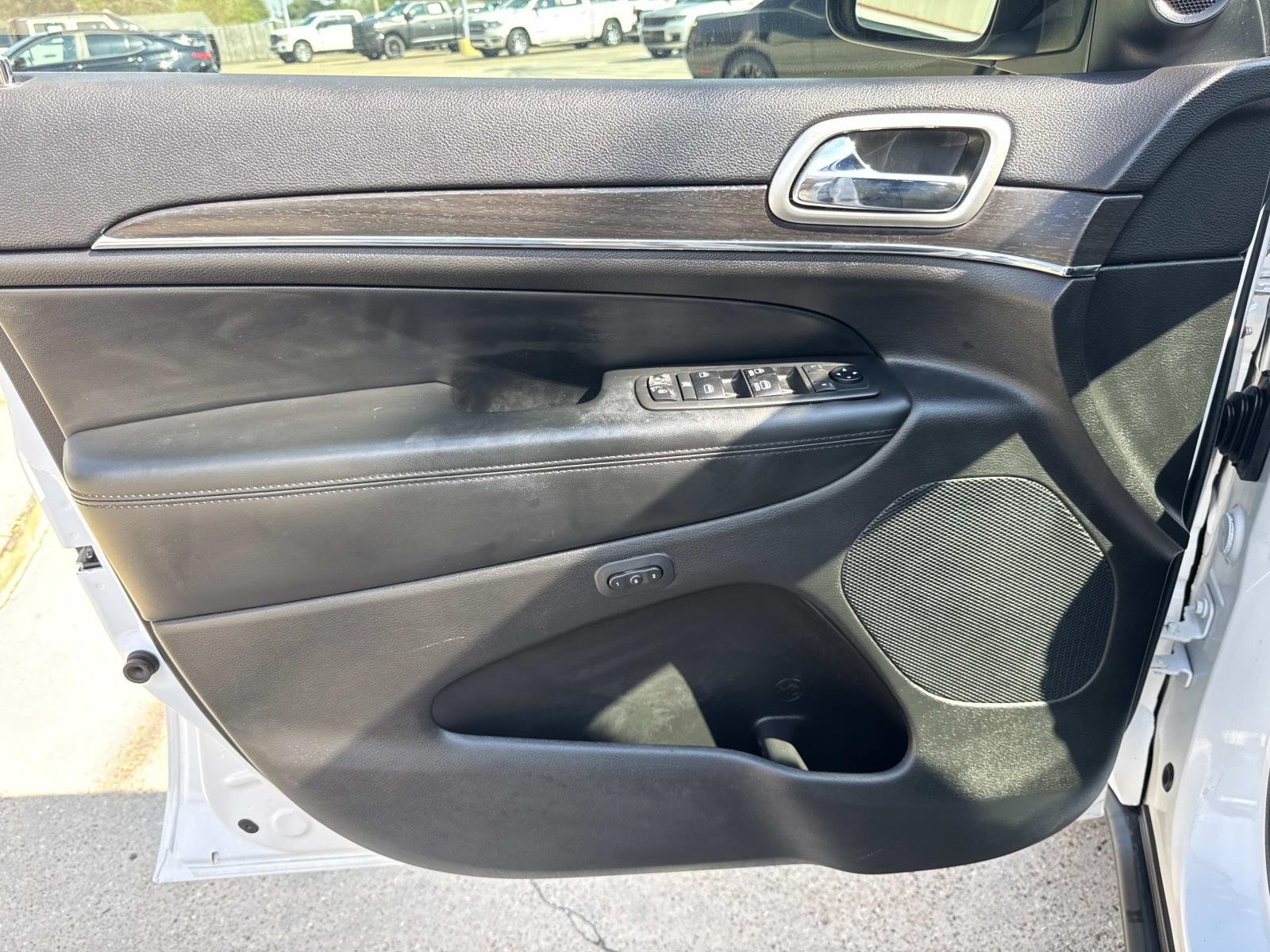 Used 2018 Bright White Clearcoat Jeep Limited image 18