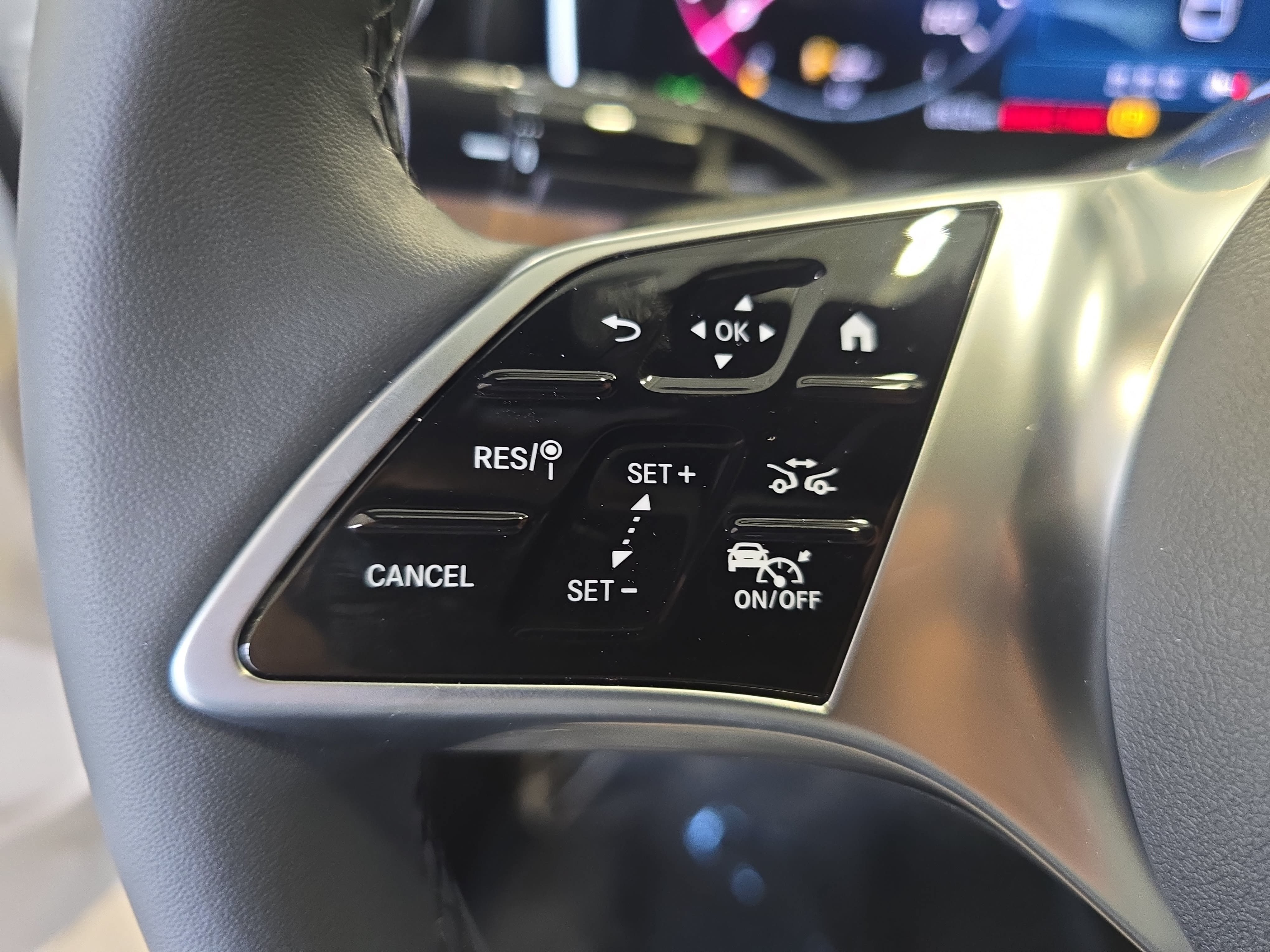New 2026 MANUFAKTUR Moonlight White Metallic Mercedes-Benz C300 image 18