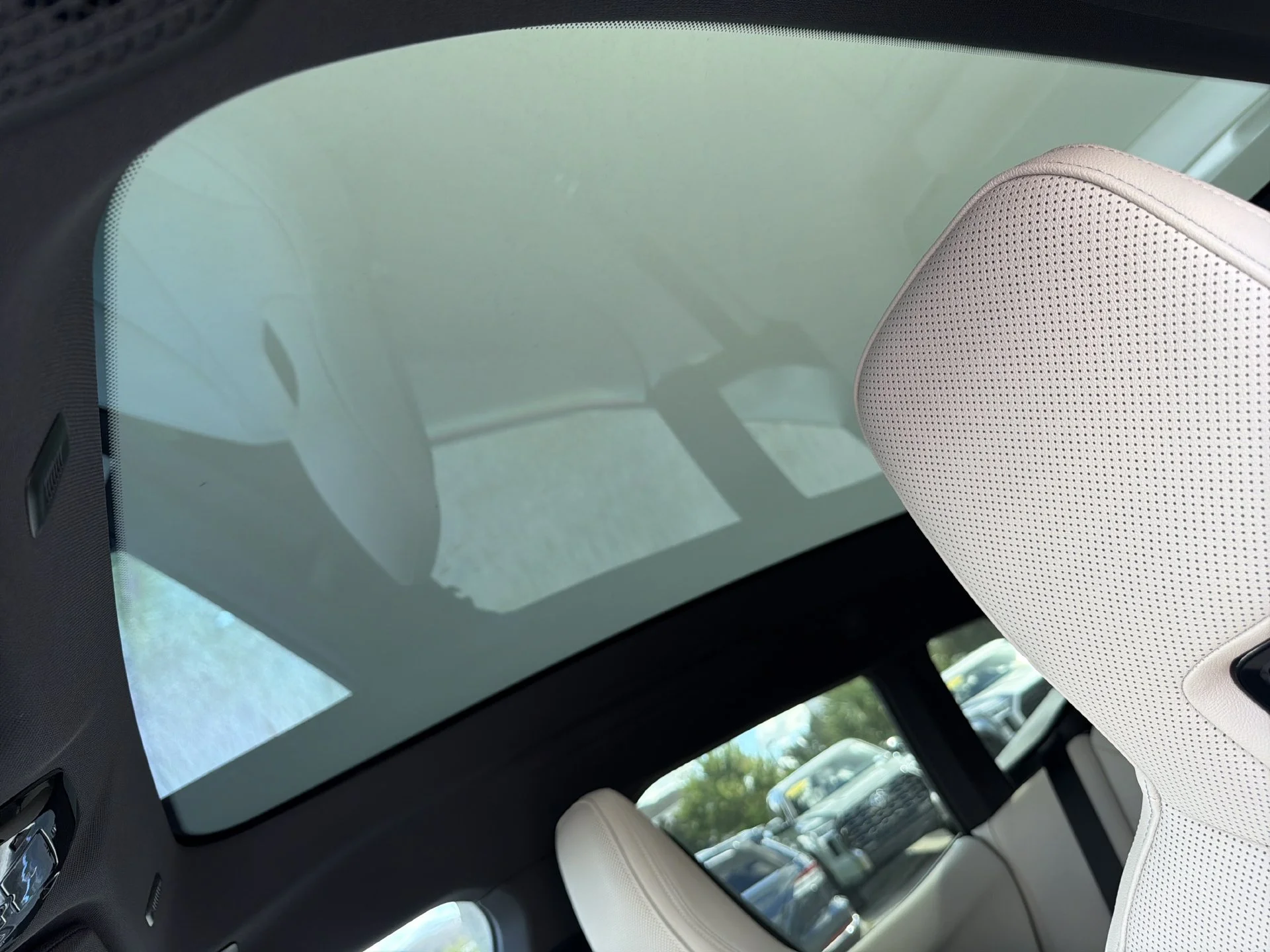Certified Used 2025 White BMW M60 image 38