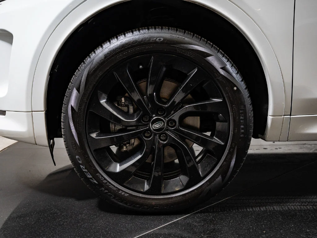 Used 2023 Fuji White Land Rover SE R-Dynamic image 13