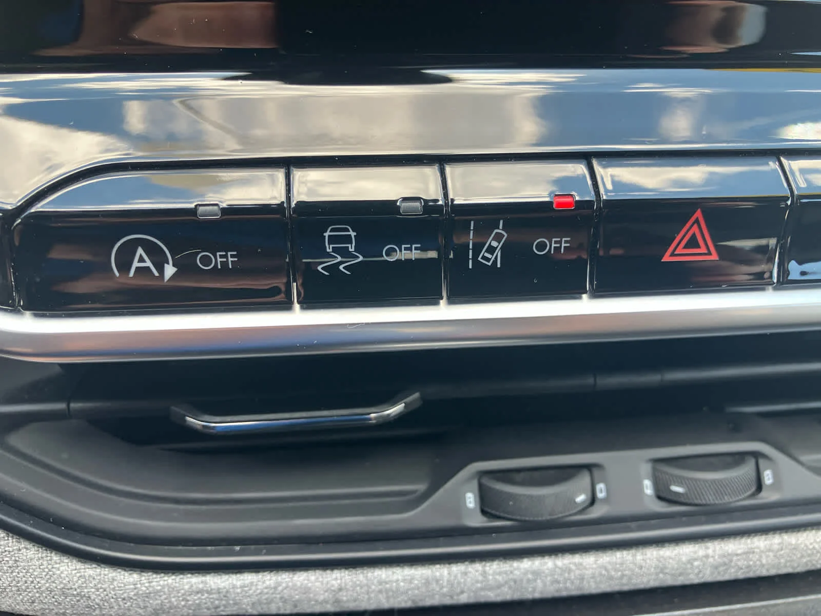 Used 2025 Diamond Black Crystal Pearlcoat Jeep Latitude image 24