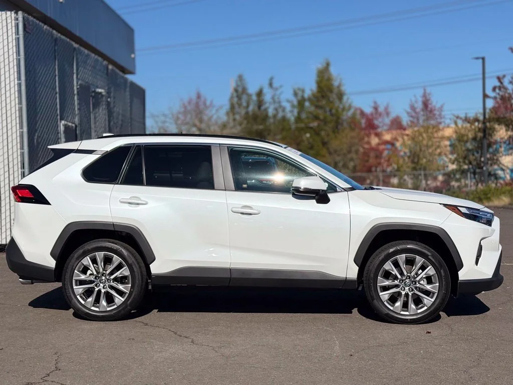 Used 2025 Pearl Toyota XLE Premium image 6