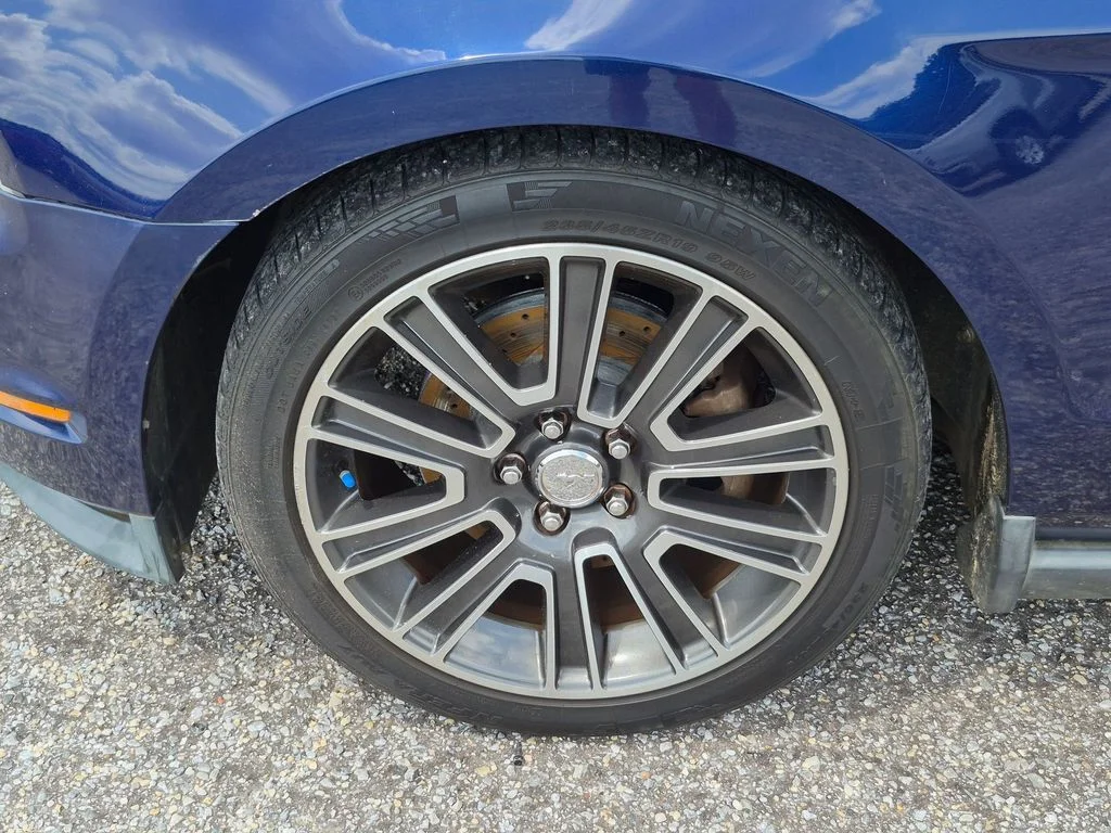 Used 2010  Ford GT Premium image 9
