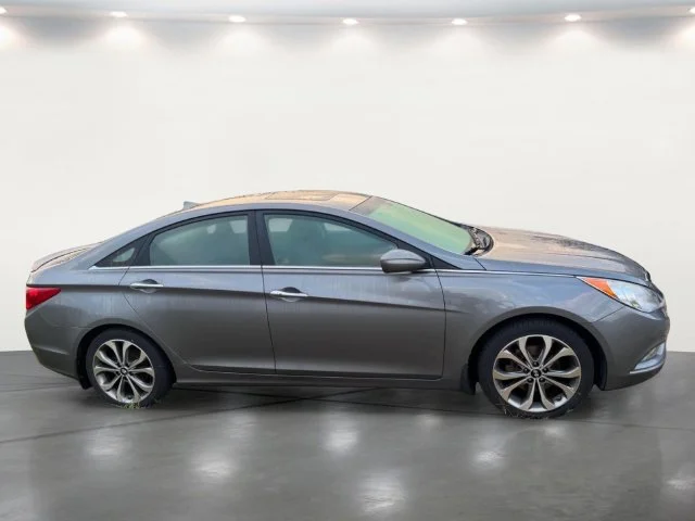 Used 2013 Gray Hyundai SE image 12