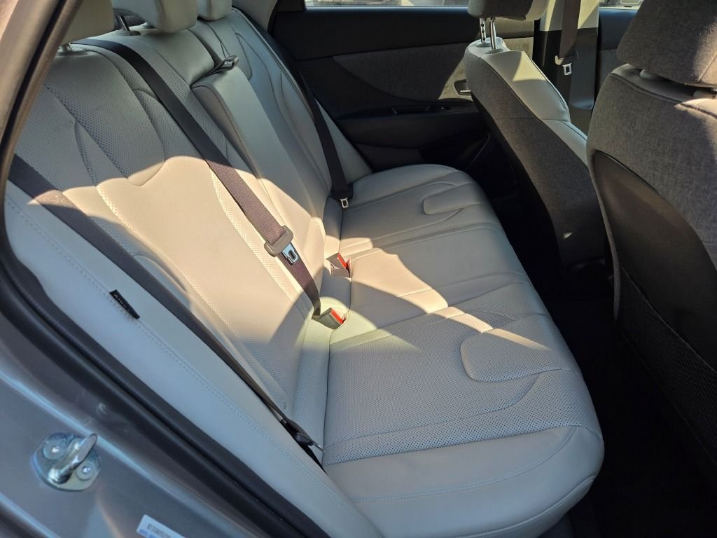 Used 2025 Fluid Metal Hyundai Limited image 9
