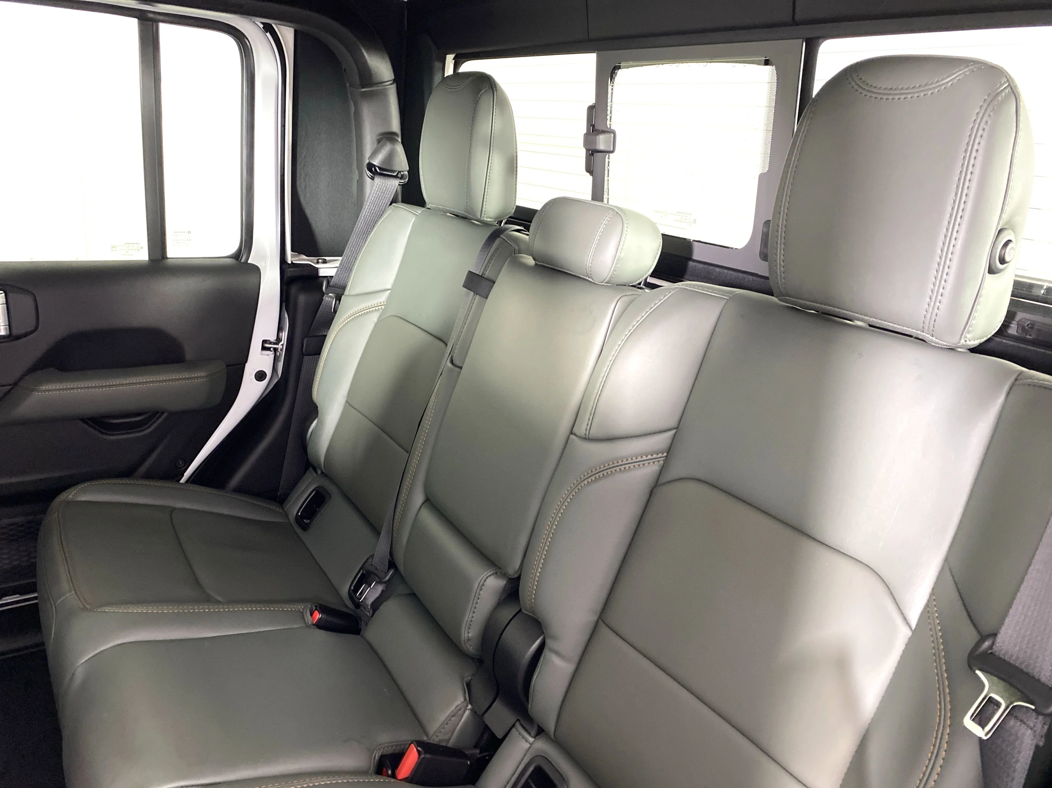 New 2026 Bright White Clear-Coat Exterior Paint Jeep Mojave X image 29