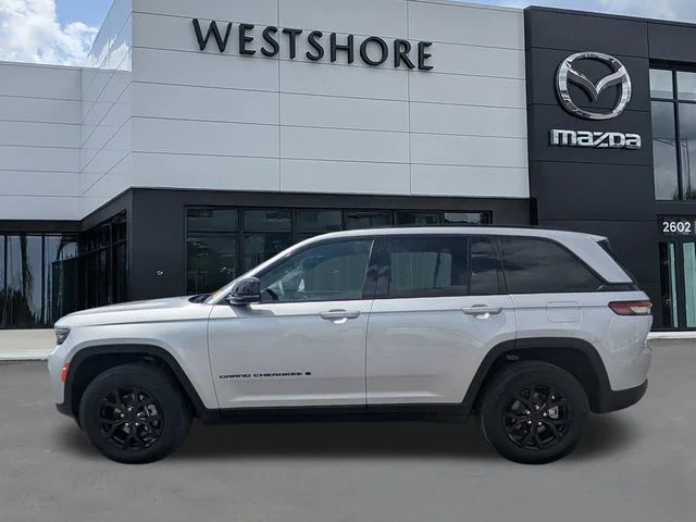 Used 2025 Silver Jeep Altitude image 5