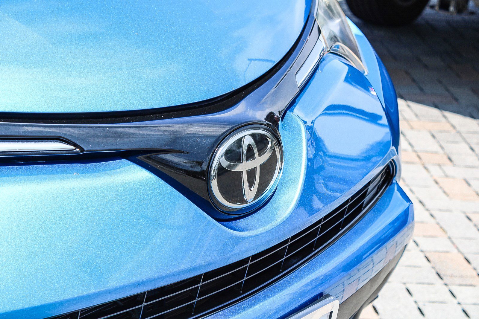 Used 2018 Electric Storm Blue Toyota XLE image 5