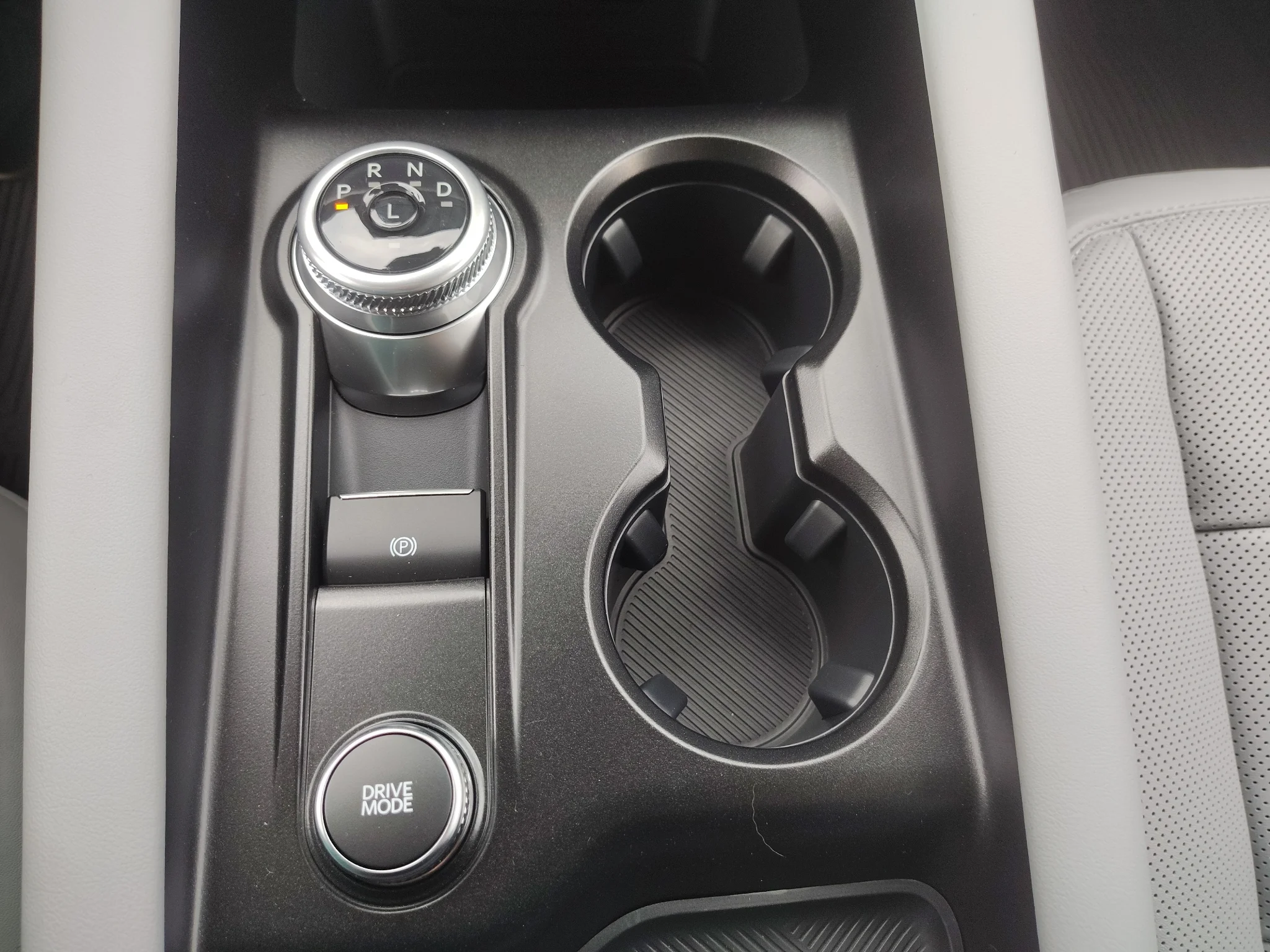New 2027 Star White Metallic Tri-Coat Ford Platinum™ image 23