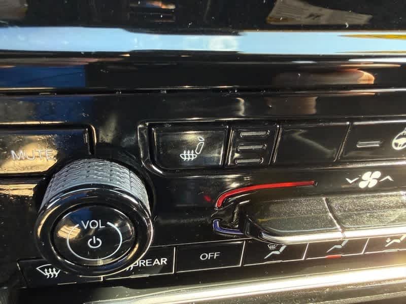 Used 2023 Diamond Black Crystal Pearlcoat Jeep Altitude image 19