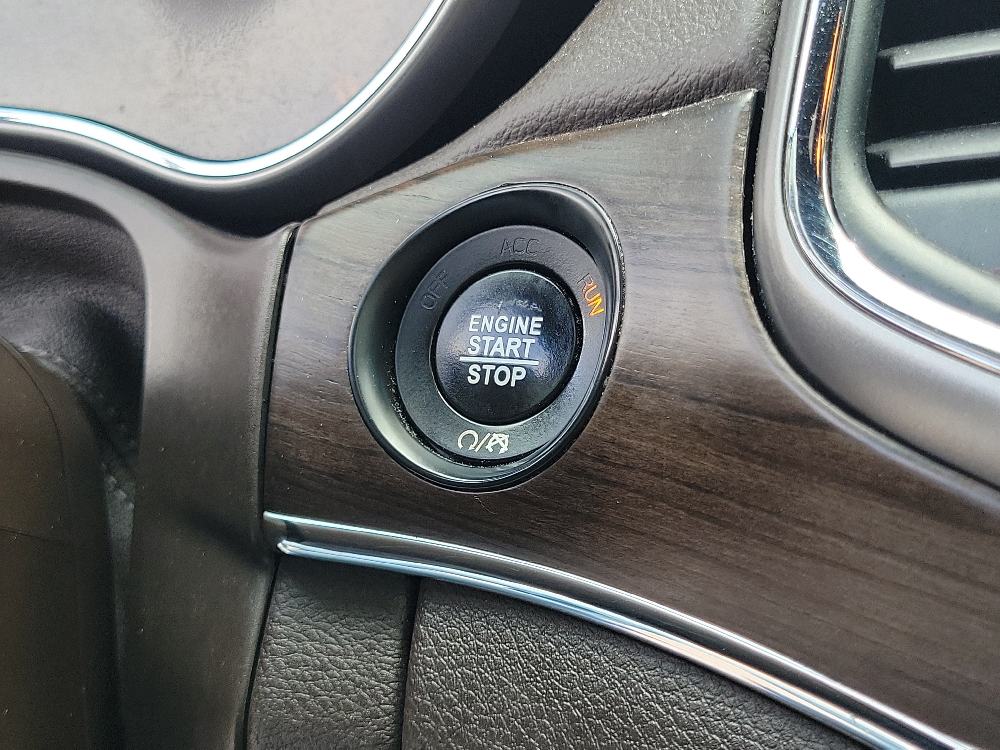 Used 2018 Ivory 3-Coat Jeep Overland image 28
