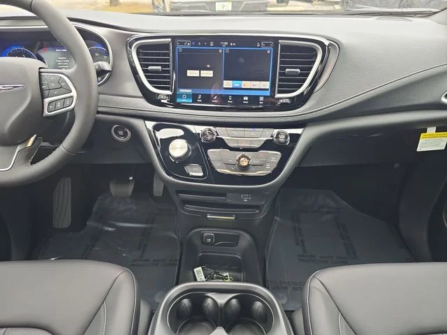 2026 Chrysler Pacifica Select - Photo 11