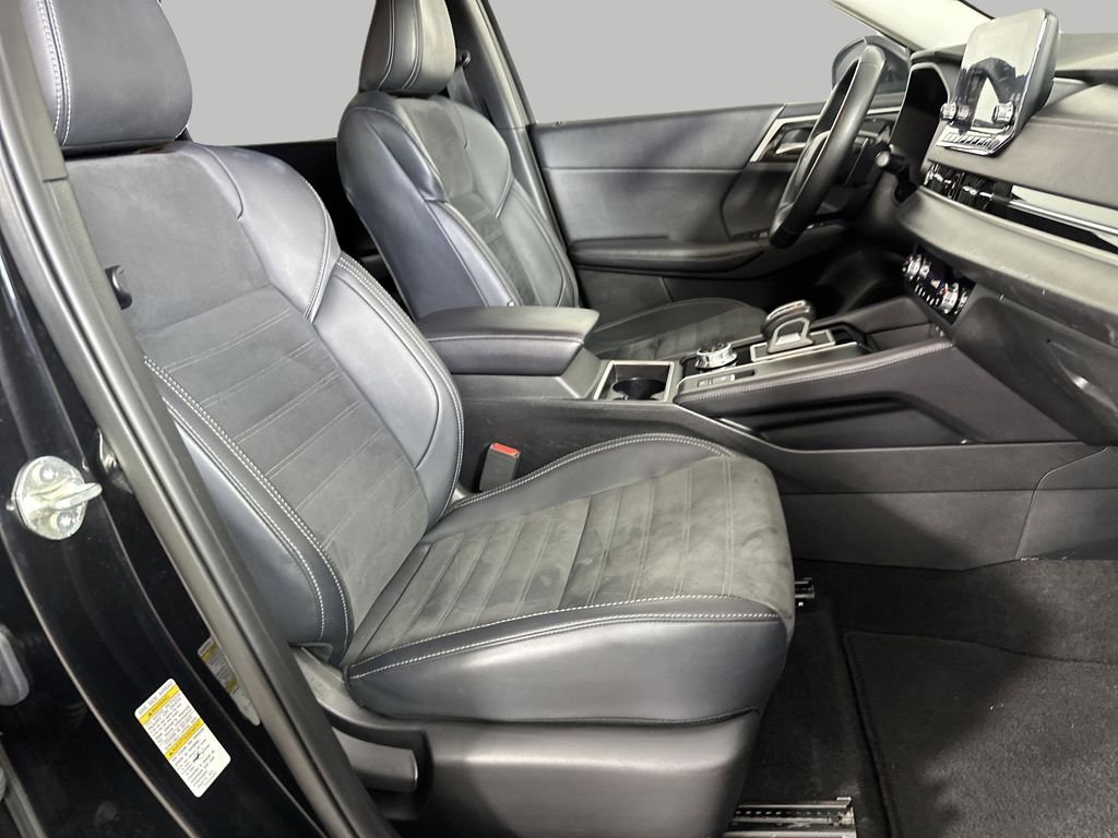 Used 2024 Labrador Black Pearl Mitsubishi SE image 28