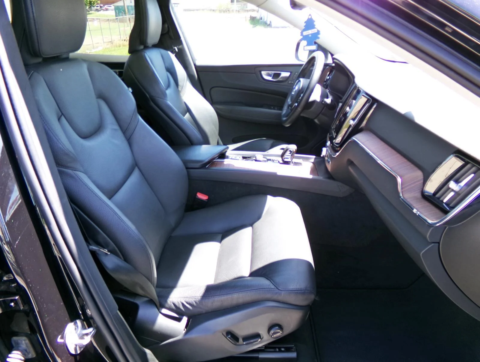 Used 2024 3500 Volvo Plus Dark Theme image 16