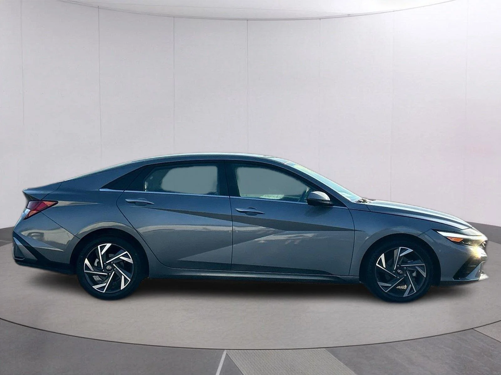 Used 2024 Fluid Metal Hyundai Limited image 8