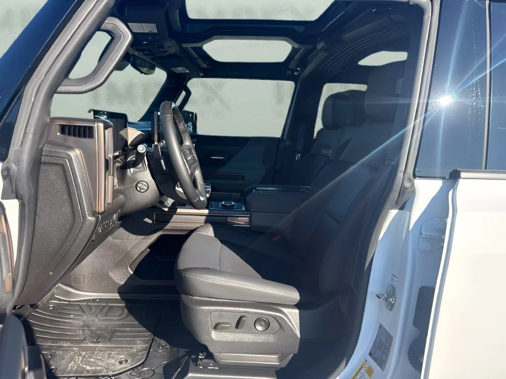 Used 2024 White GMC 2X image 9