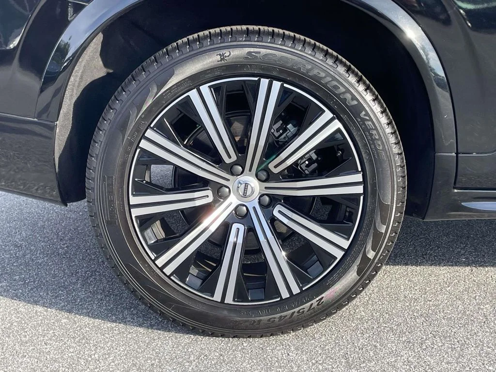 Used 2025 Onyx Black Metallic Volvo Core image 31