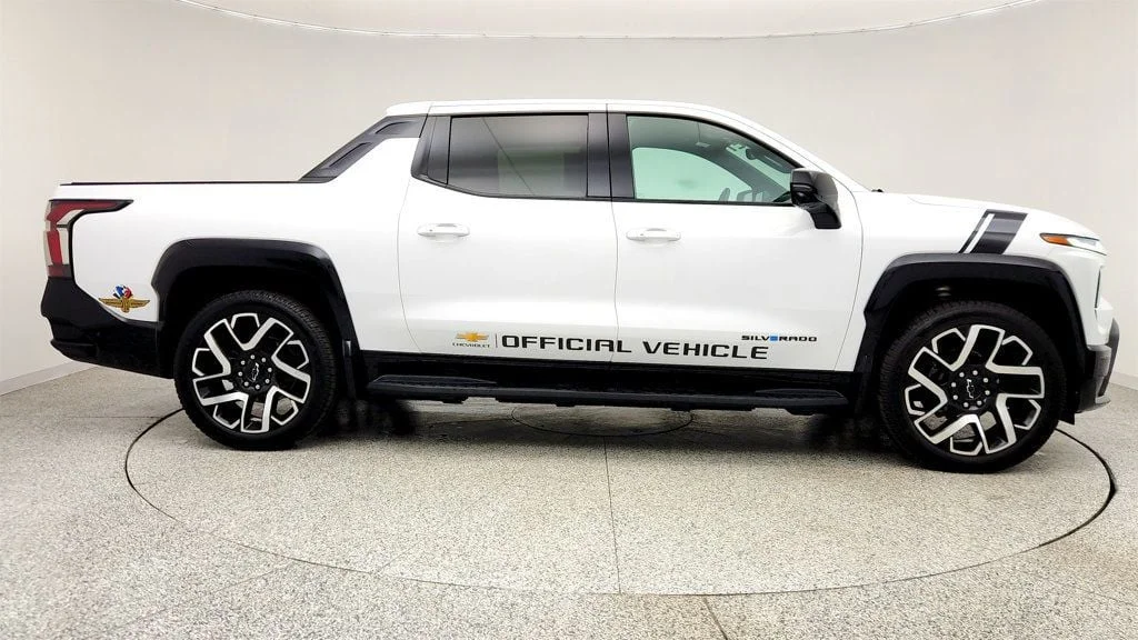 Used 2025 Summit White Chevrolet e4WD Crew Cab Max Range RST w/ Hard Folding Truck Bed Cover image 4