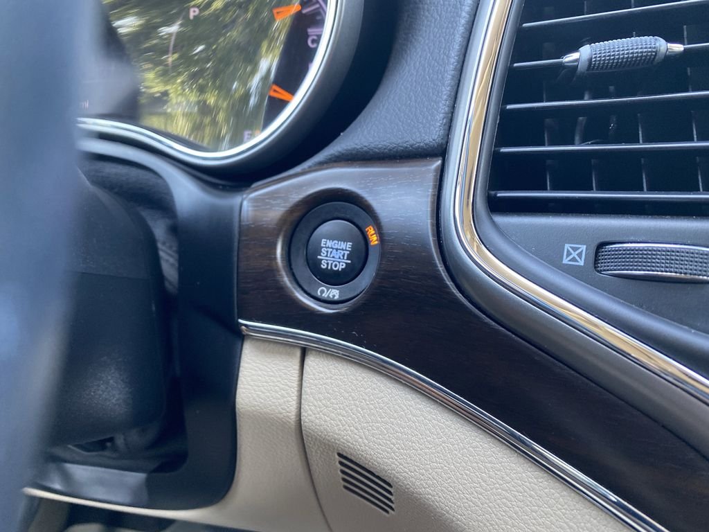 Used 2018 Bright White Clearcoat Jeep Limited image 17