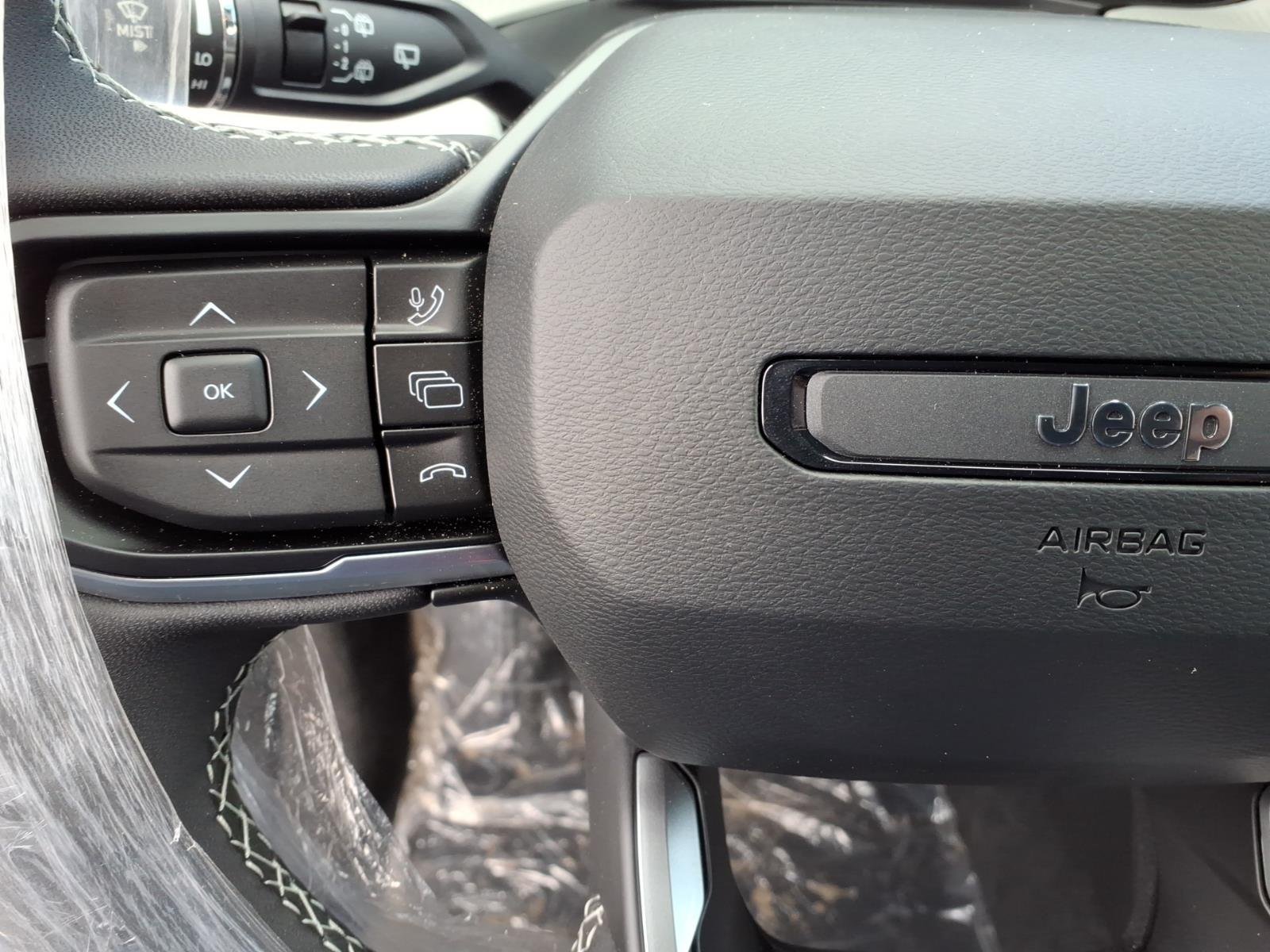 New 2026 Diamond Black Crystal Pearl-Coat Exterior Paint Jeep Laredo image 18